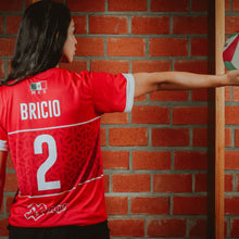 Cargar imagen en el visor de la galería, Jersey Deportivo Mujer Selección Mexicana - Edición Samy Bricio SET2 - Sport Sec - Rojo
